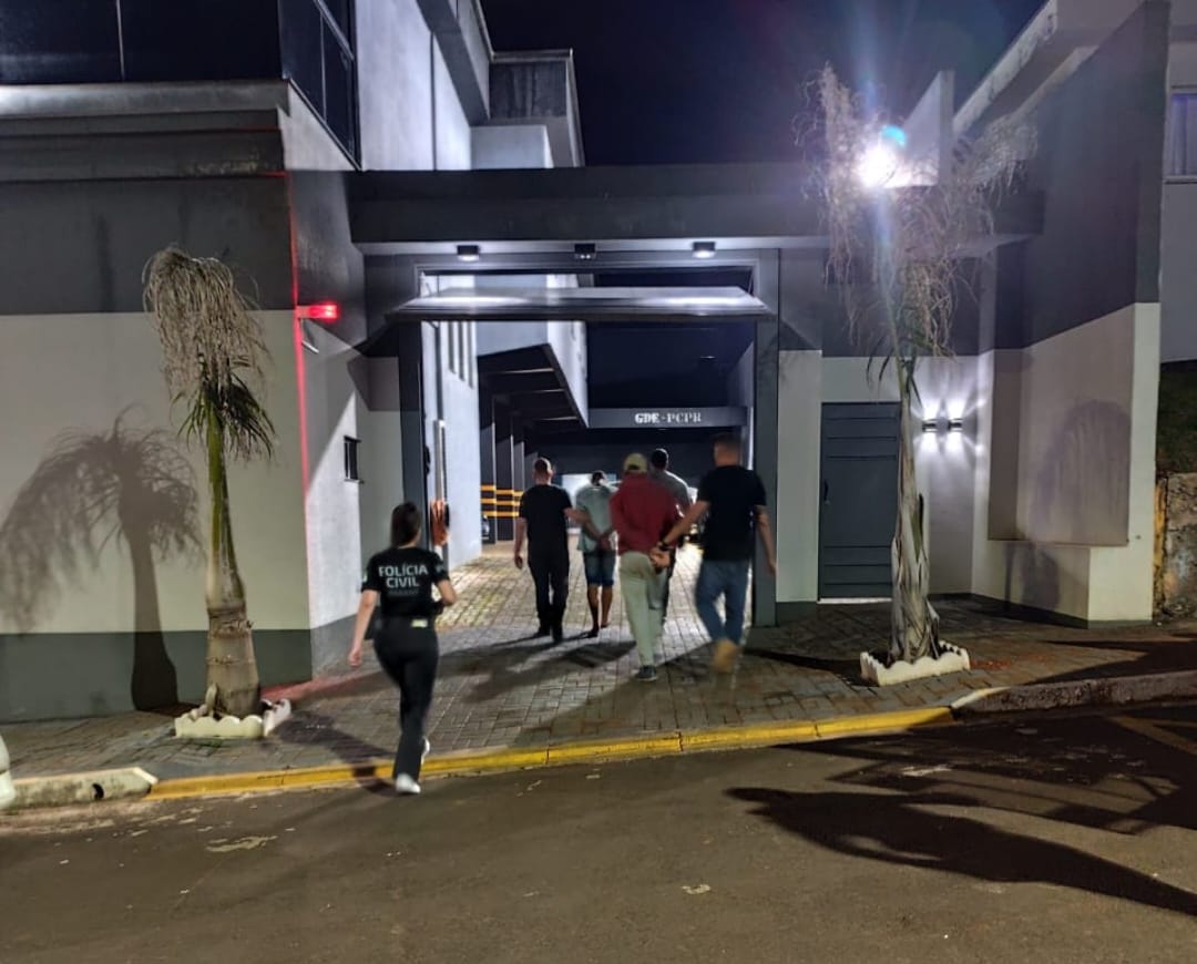 Polícia Civil de Laranjeiras do Sul, com apoio da Rotam, prende três pessoas e apreende um menor por tráfico de drogas no bairro João Fernandes