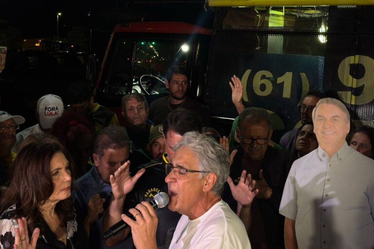 Conflito em vigília a Bolsonaro termina com agressão a opositor
