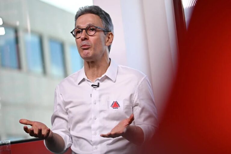 Deputada Duda Salabert critica governador Zema após falha em inauguração