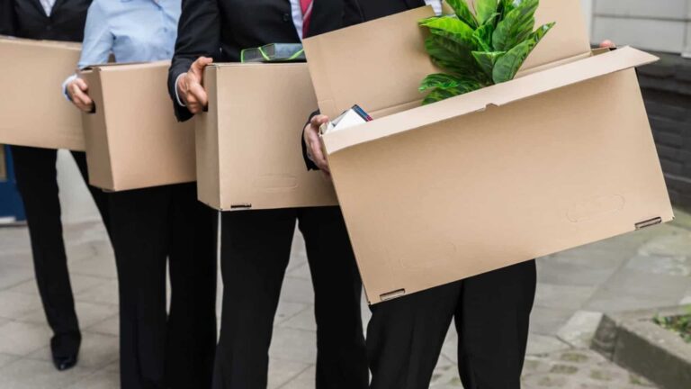 Inteligência artificial e demissões em massa: uma análise