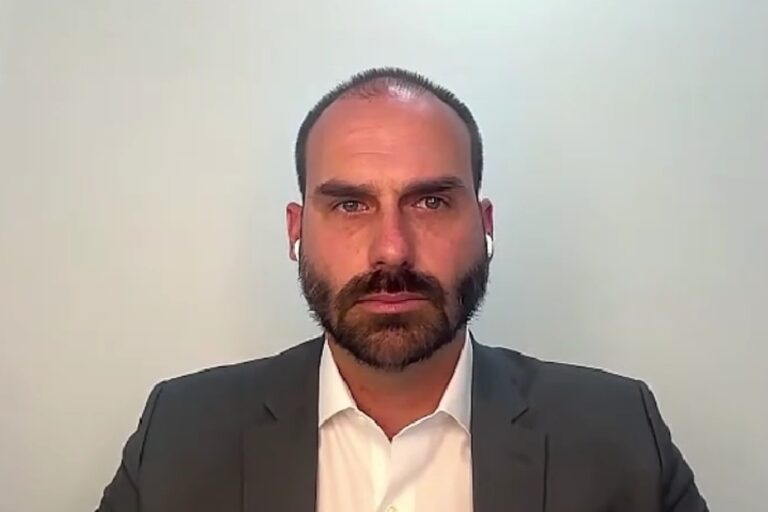 Eduardo Bolsonaro defende saída de Ramagem do Brasil em entrevista