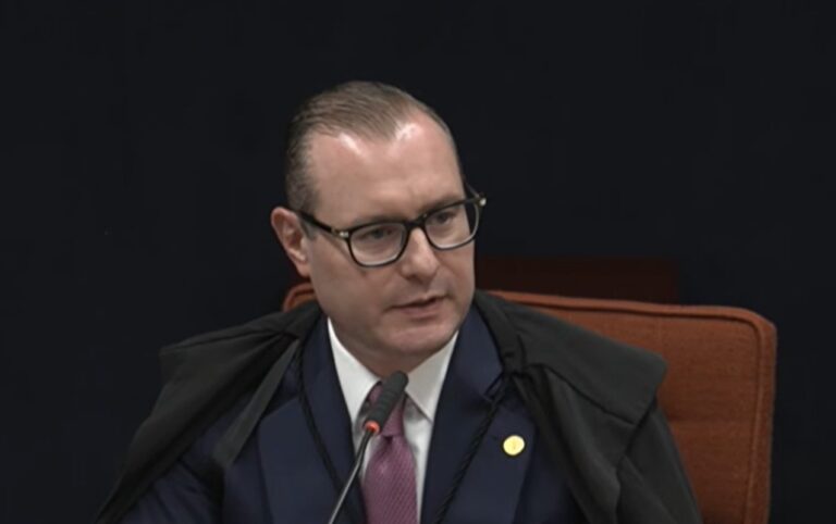 Supremo Tribunal Federal retoma julgamento do núcleo 3 com voto de Zanin