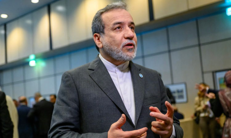 Irã anuncia interrupção no enriquecimento de urânio