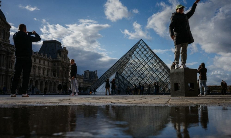 Tribunal francês critica gestão do Louvre por falhas em segurança