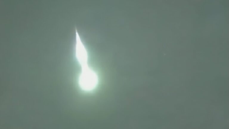 Explosão de meteoro verde ilumina céu de Minas Gerais