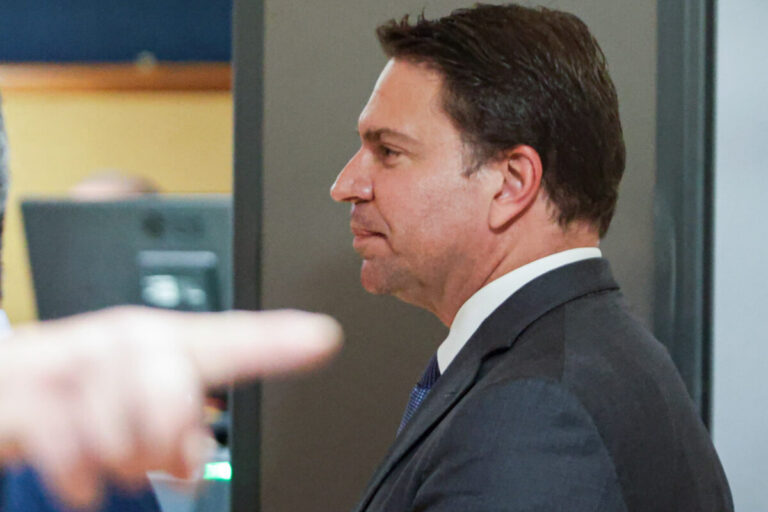 Câmara suspende salário e cota parlamentar de Alexandre Ramagem