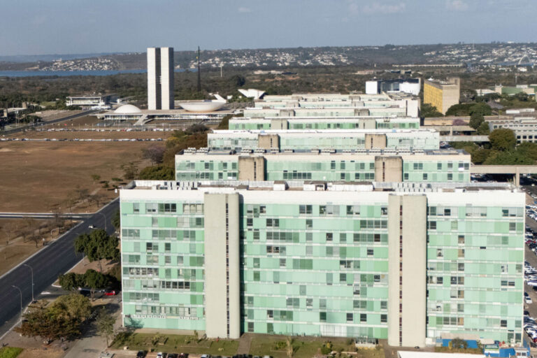 Pacote de reestruturação do funcionalismo cria 8,8 mil novos cargos