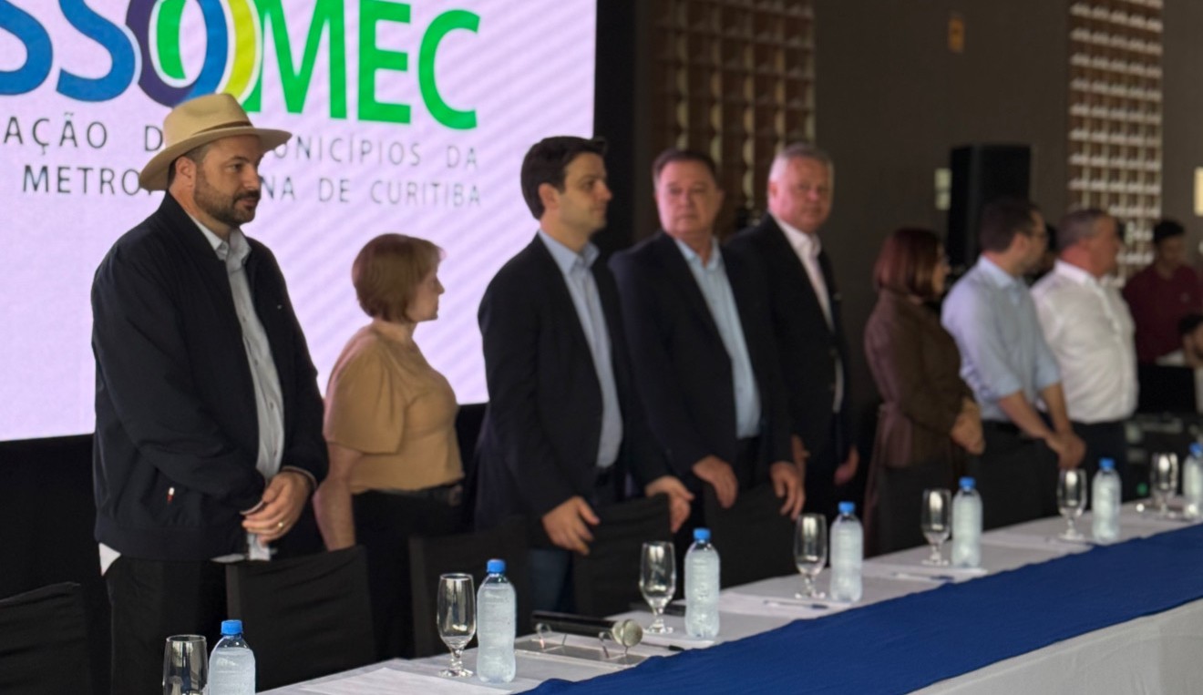 Deputado Federal Geraldo Mendes (à esquerda) ao lado de demais autoridades, dentre eles o prefeito de Curitiba Eduardo Pimentel (Foto: Ascom/GM)