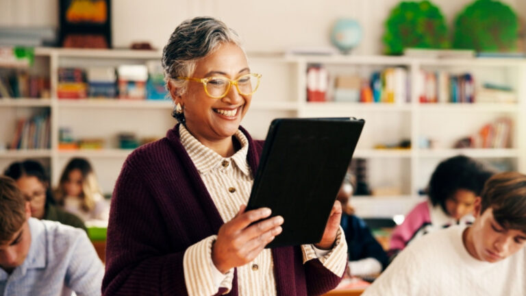 Acesso à internet em todas as escolas públicas até 2026