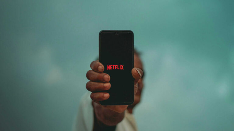 Netflix suspende transmissão de conteúdo via celular para TVs