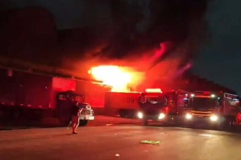 Incêndio destrói parte da Ceasa no Rio de Janeiro