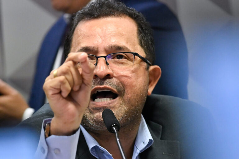 Deputado acusa ex-diretor do INSS de corrupção em audiência da CPMI