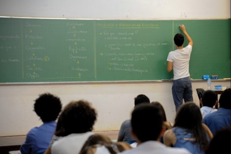 PEC que permite acúmulo de cargos para professores avança no Senado