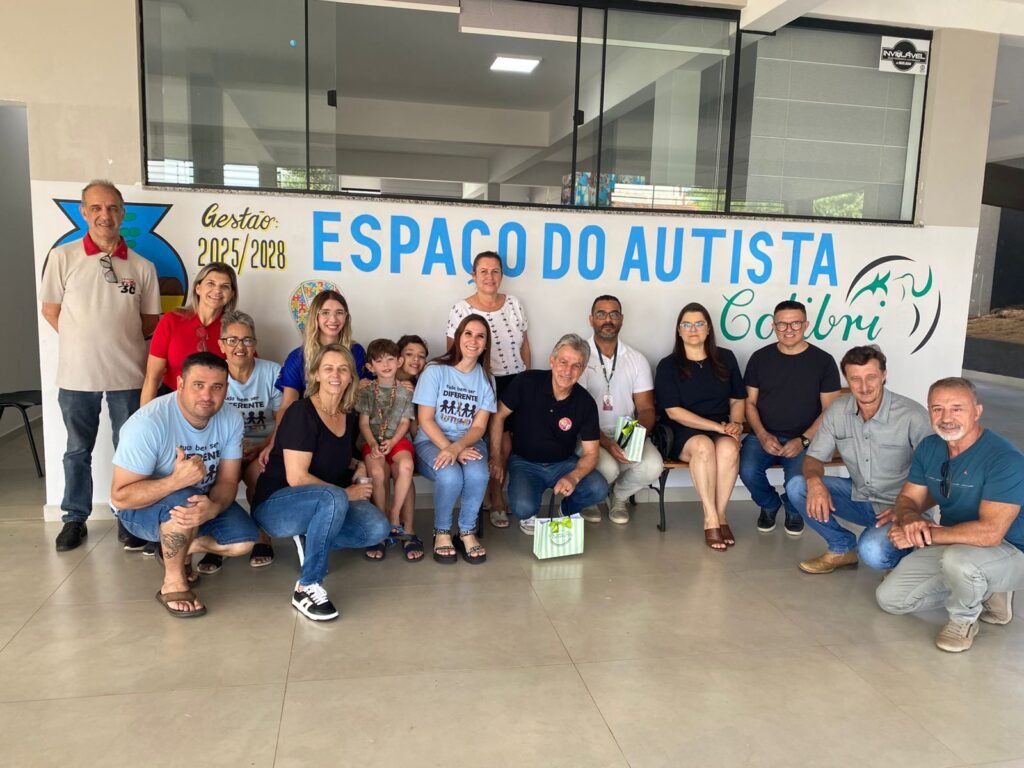 Deputado federal Tadeu Veneri (ao centro) com a direção da Associação de Familiares e Pessoas Autistas do município (Colibri)(Foto: Ascom/PT-LDS)