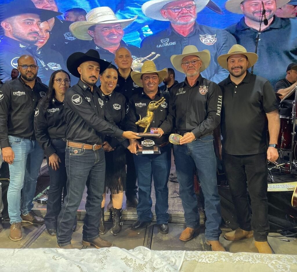 Geraldo Mendes acompanha a entrega da premiação do rodeio (Ascom/GM)