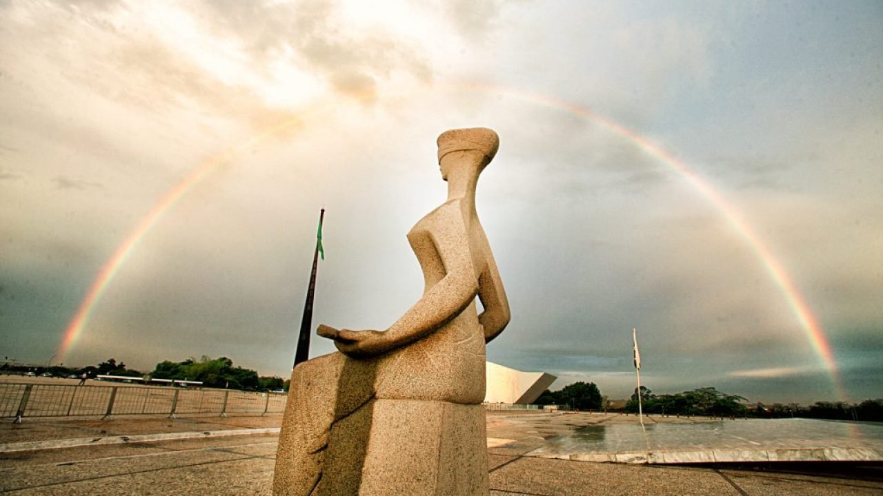 Afastados, desembargadores continuam recebendo salários acima do teto constituci