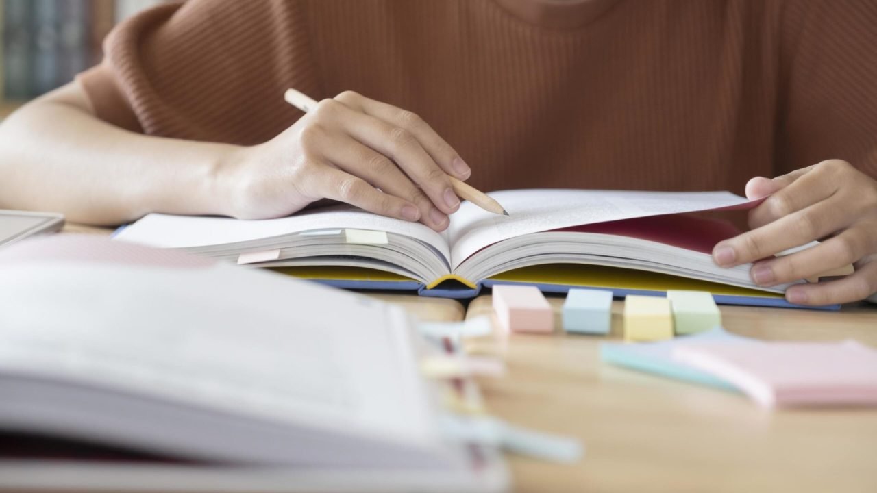 1269525-close-up-de-aluno-estudando-gratis-foto
