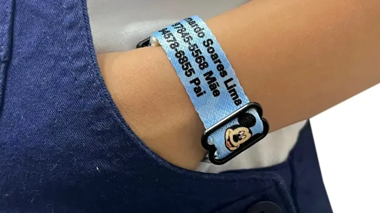 Proposta exige que hotéis adotem pulseiras de identificação para crianças