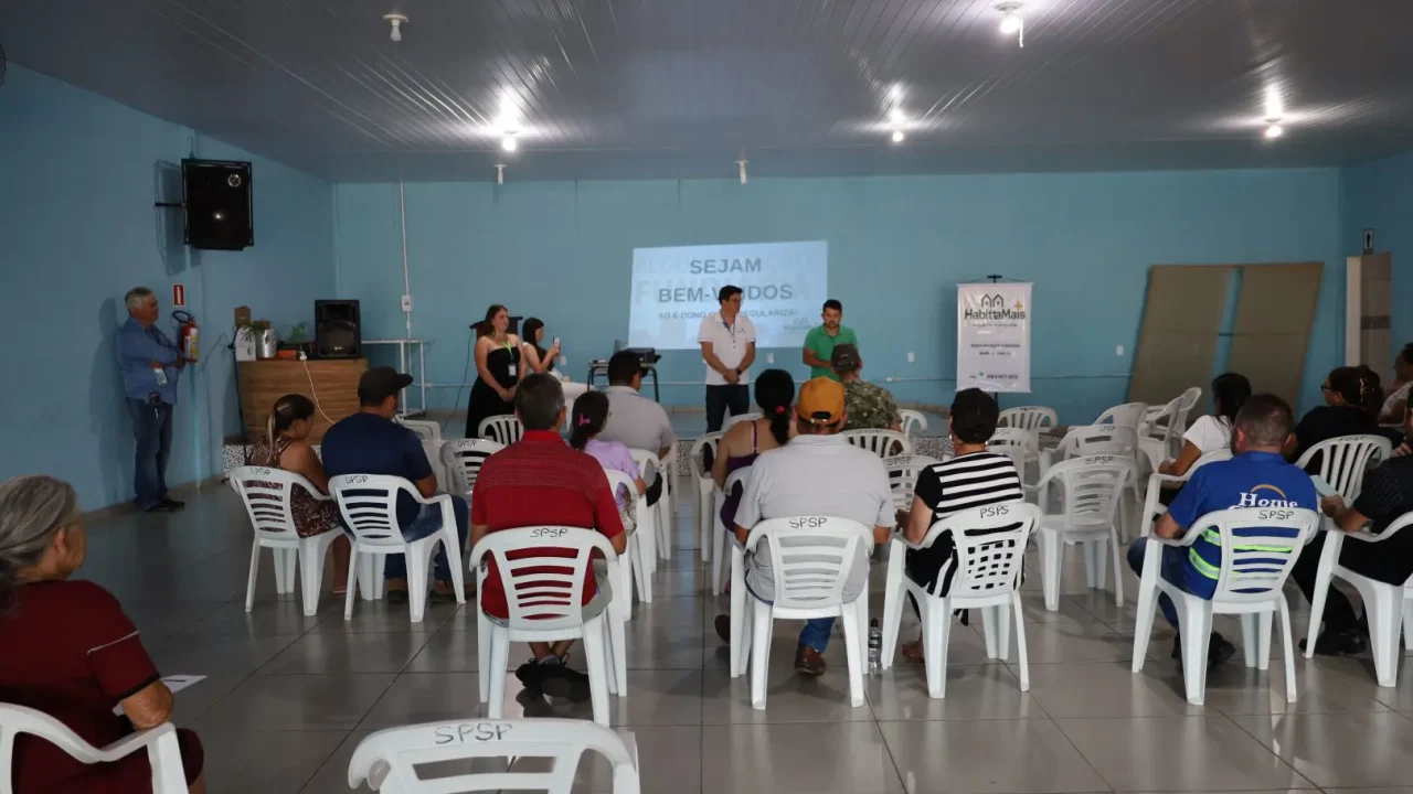Reunião sobre regularização fundiária no bairro Xarquinho. — Foto: g+ notícias