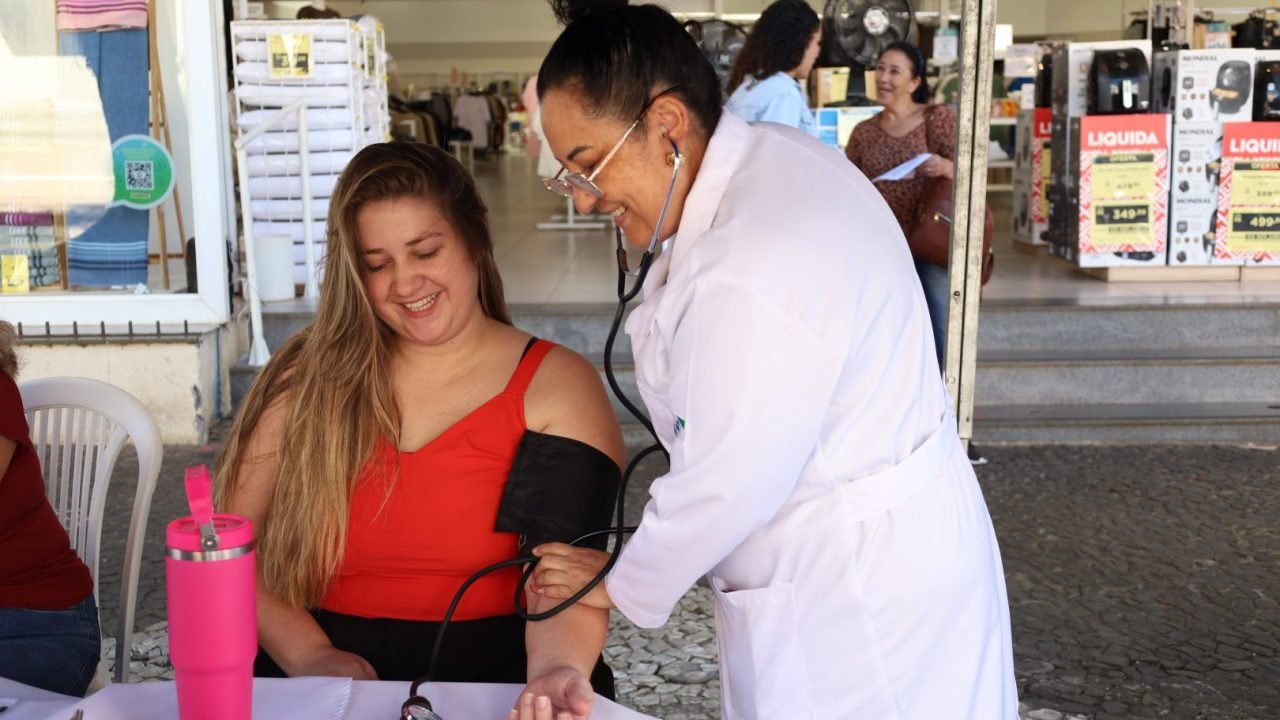 Ação do Janeiro Branco leva orientações sobre saúde mental à Rua XV de Novembro, em Guarapuava