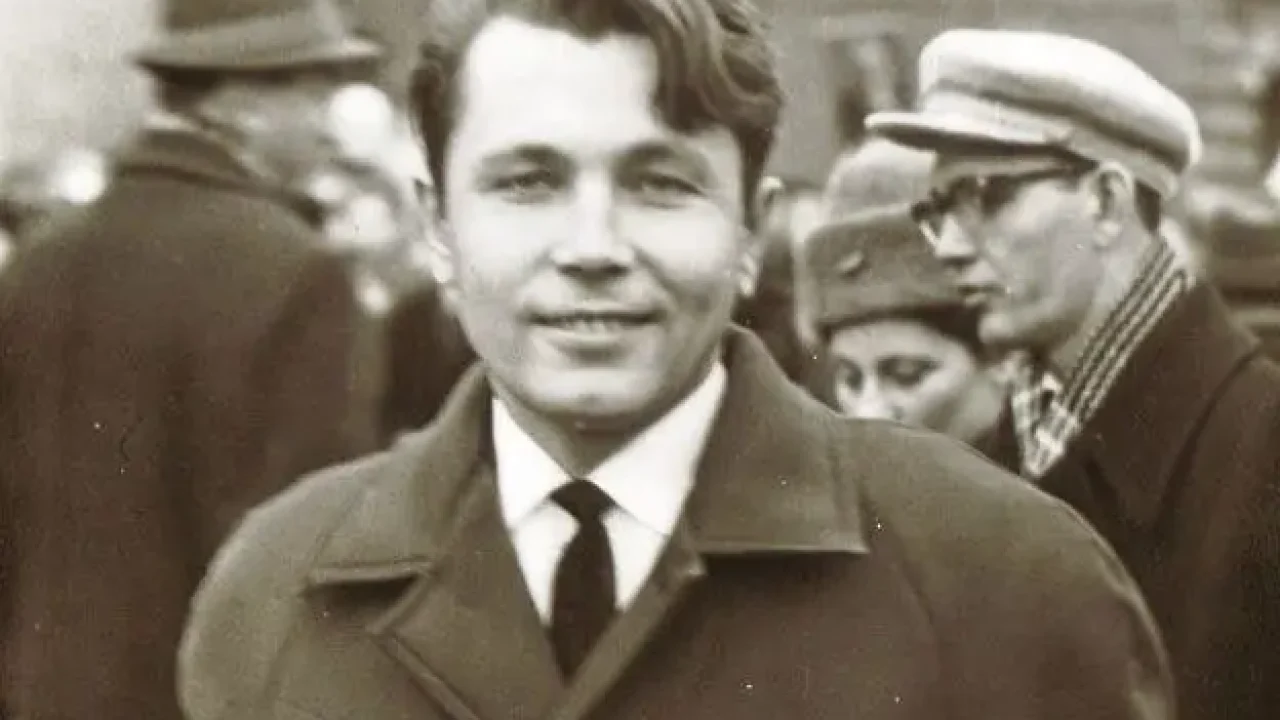 Conheça a história do médico que fez uma cirurgia em si mesmo para sobreviver