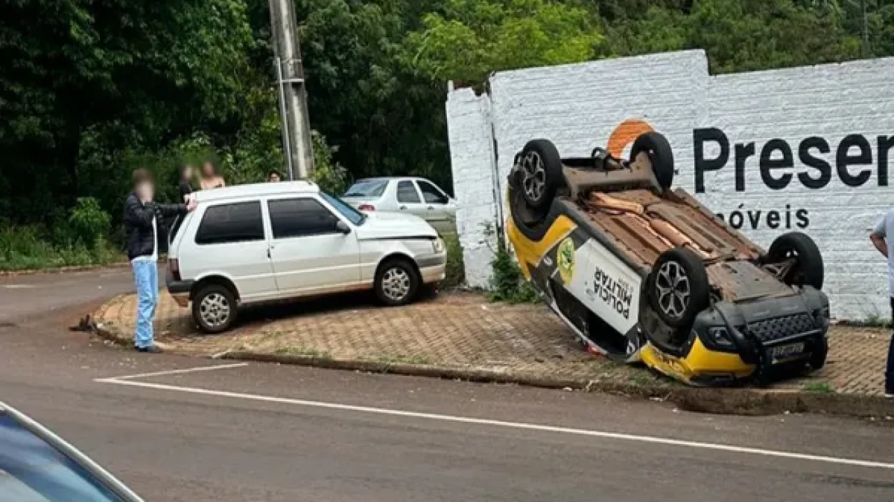 Viatura da PM capota após colidir contra Uno no Centro