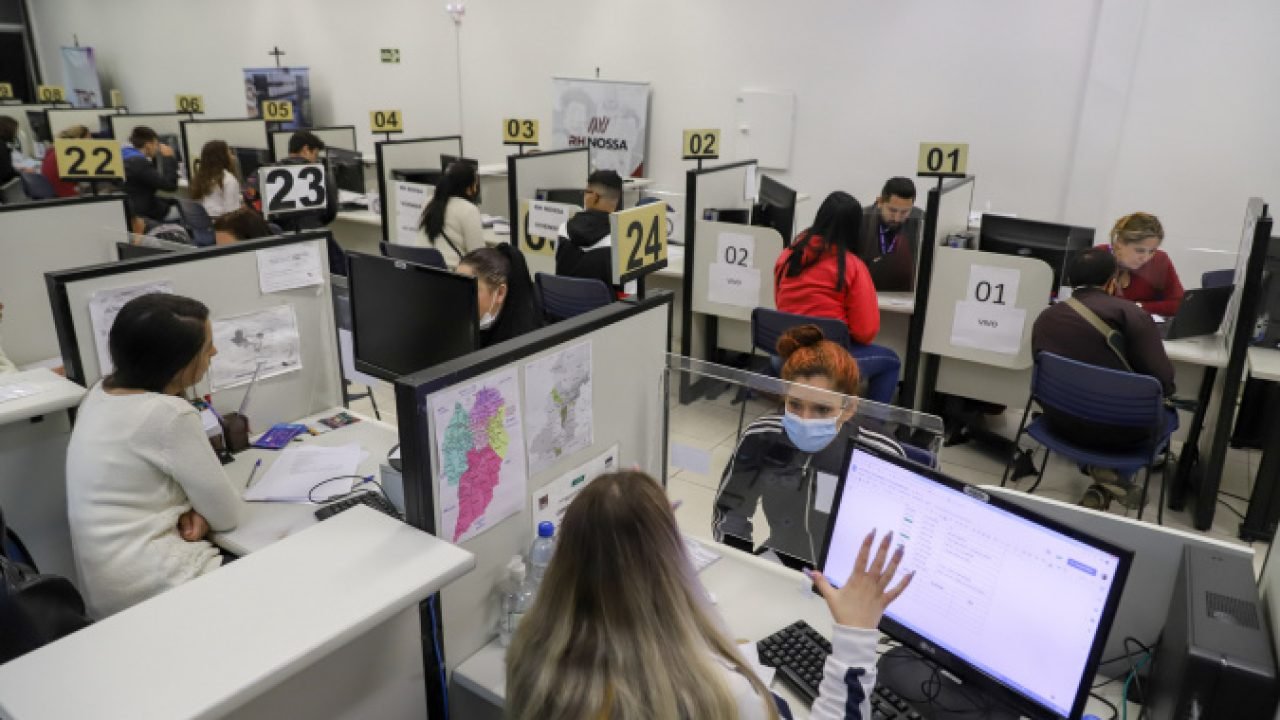 Semana começa com 17,9 mil vagas de emprego em todo Paraná