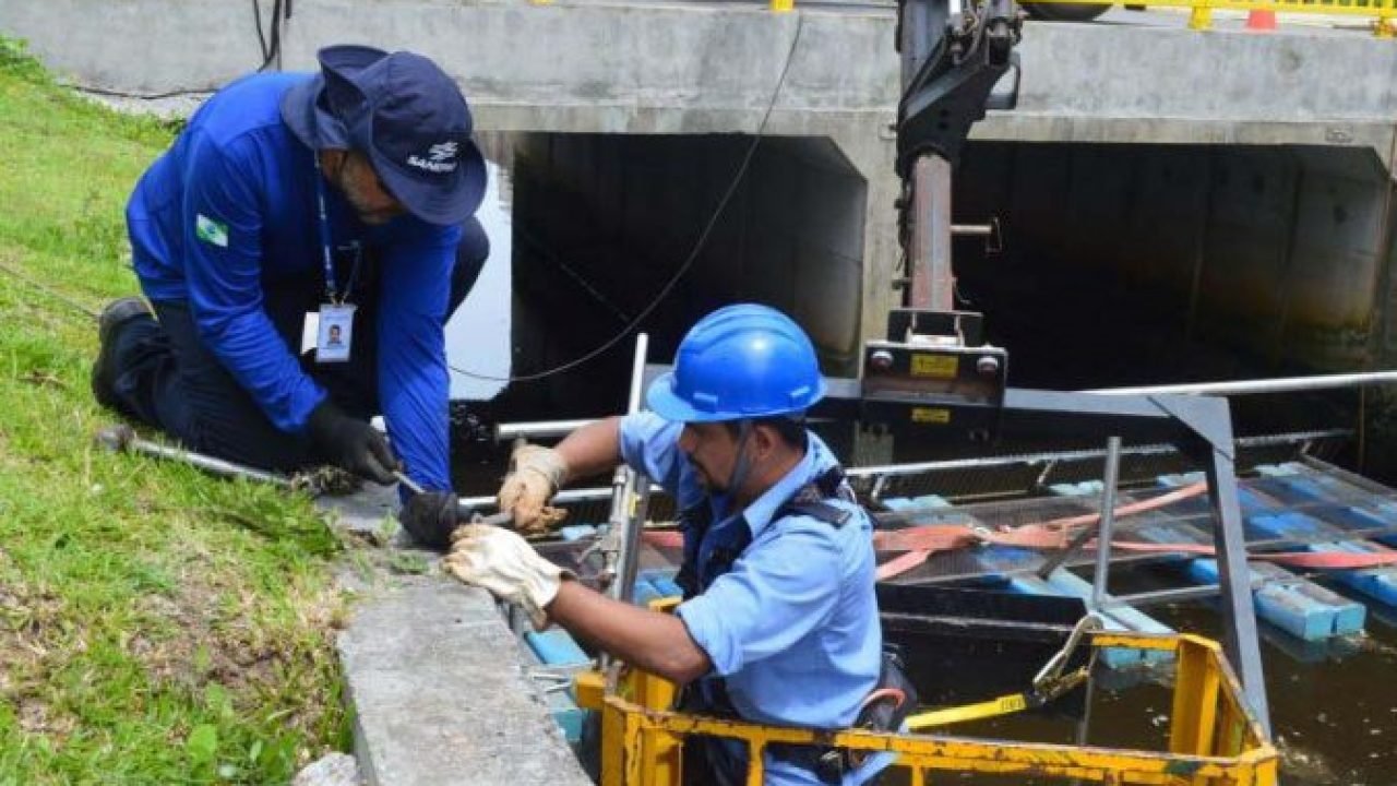 Empregados da Sanepar instalam ecobarreira em canal de Matinhos para conter lixo