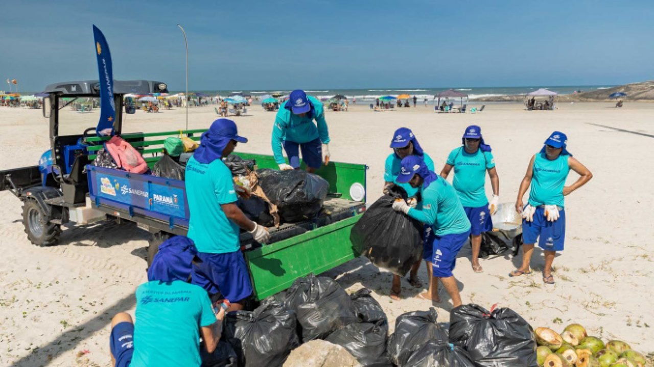 Em quatro dias, Sanepar já retirou 21 toneladas de lixo das praias do Paraná