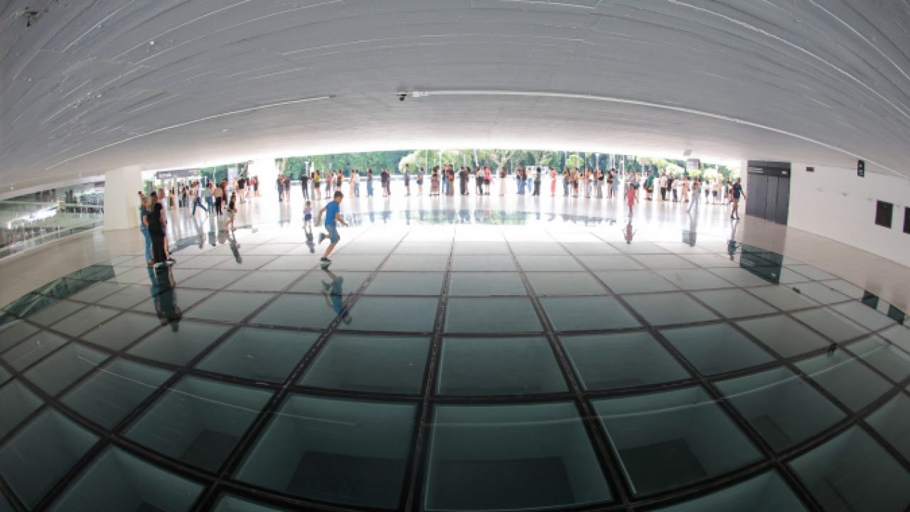 Visitantes lotam o MON no primeiro dia do ano de entrada gratuita