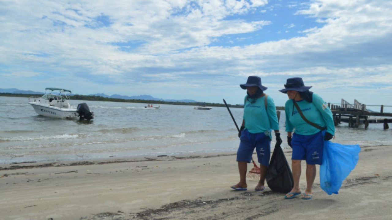 Área ambiental: Sanepar leva limpeza à praia na Ilha das Peças