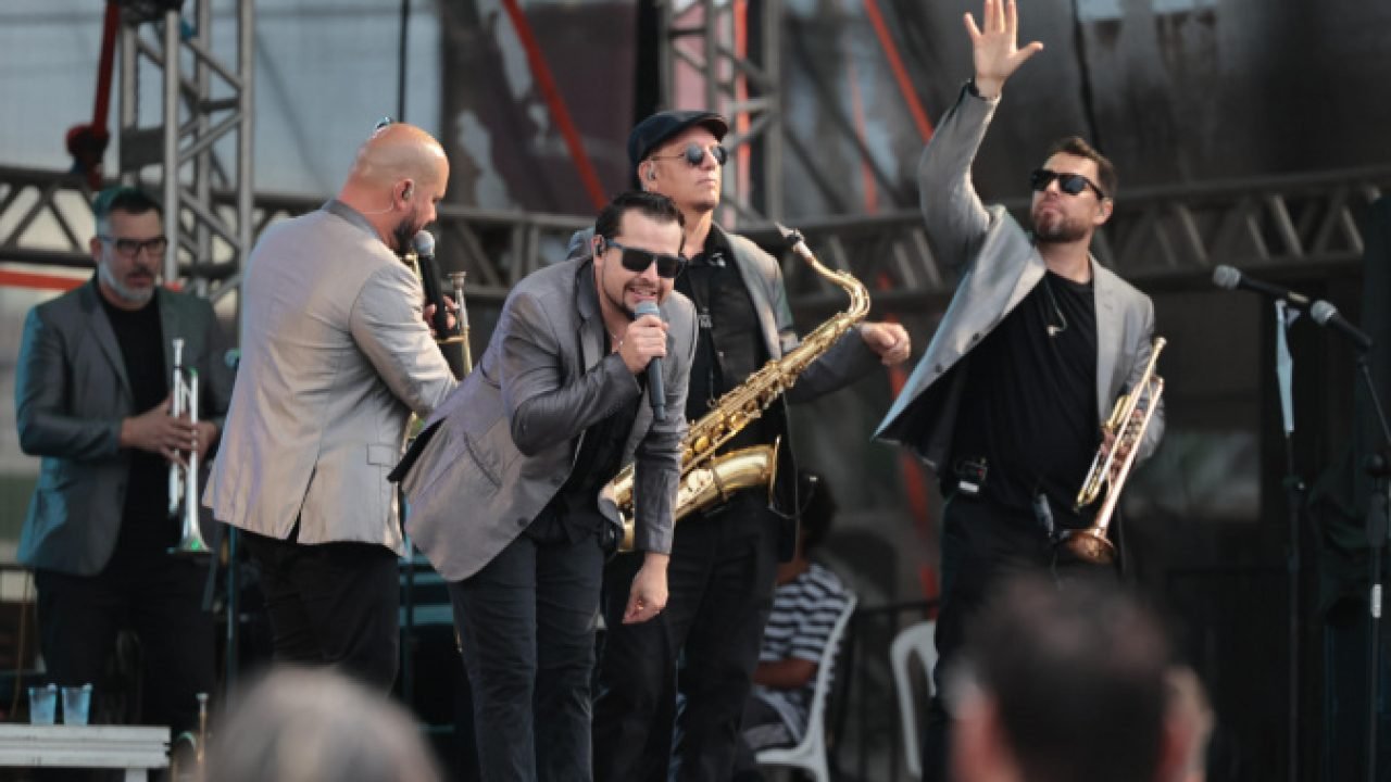 Rock da Big Time Orchestra anima veranistas no palco Sunset em Guaratuba
