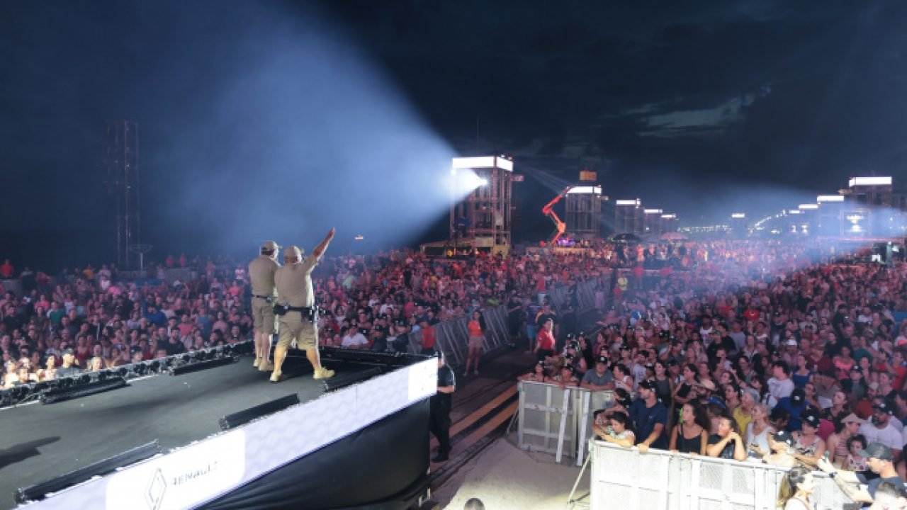 Banda da PM anima multidão antes do show do Roupa Nova