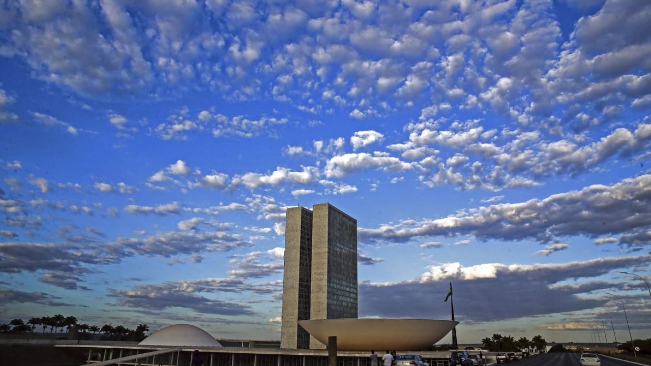 Congresso promulga emenda constitucional que permite a professor acumular outro cargo público