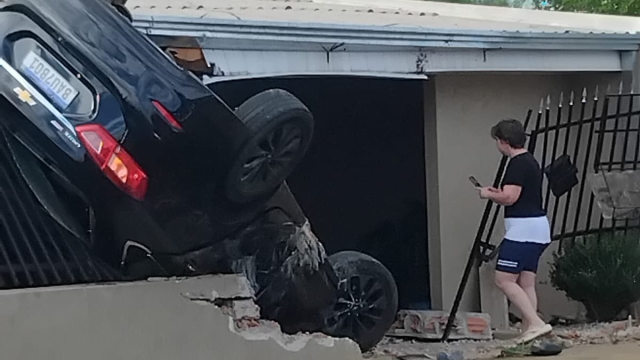 Carro perde o controle, invade residência e motoristas fogem a pé em Guarapuava