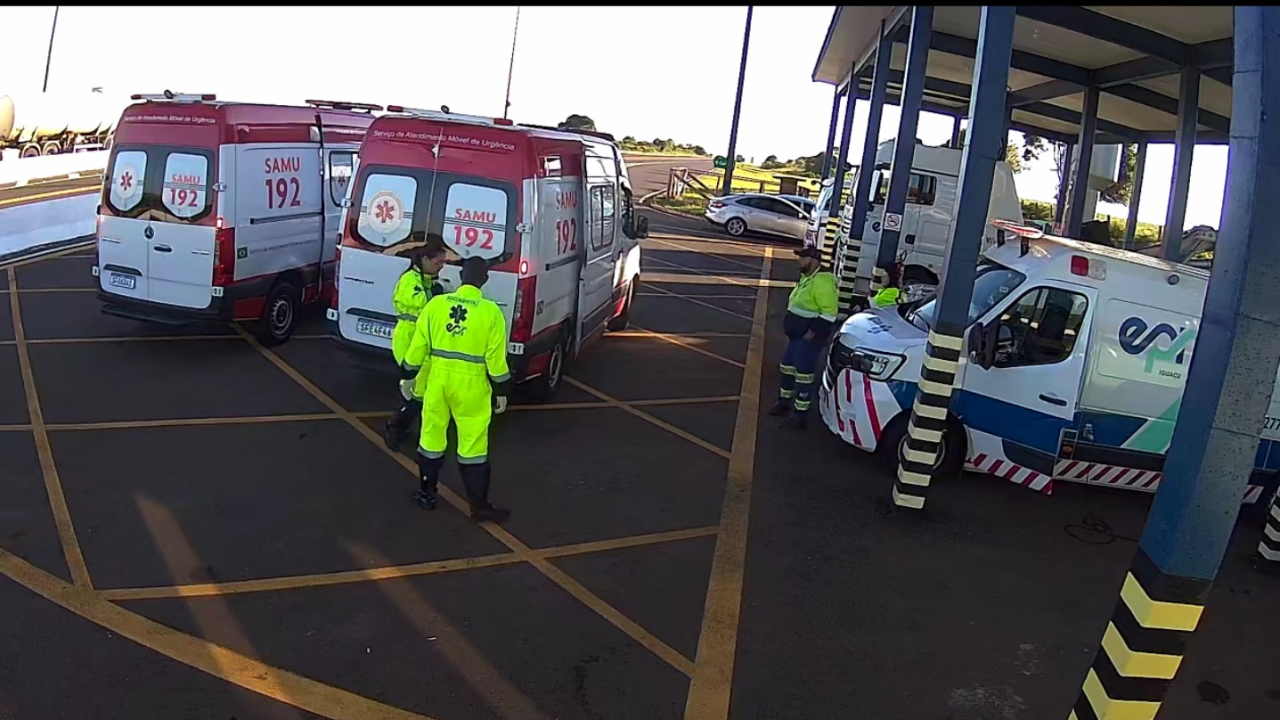 Socorristas da EPR Iguaçu atendem gestante de gêmeos e auxiliam no parto de um dos bebês nesta