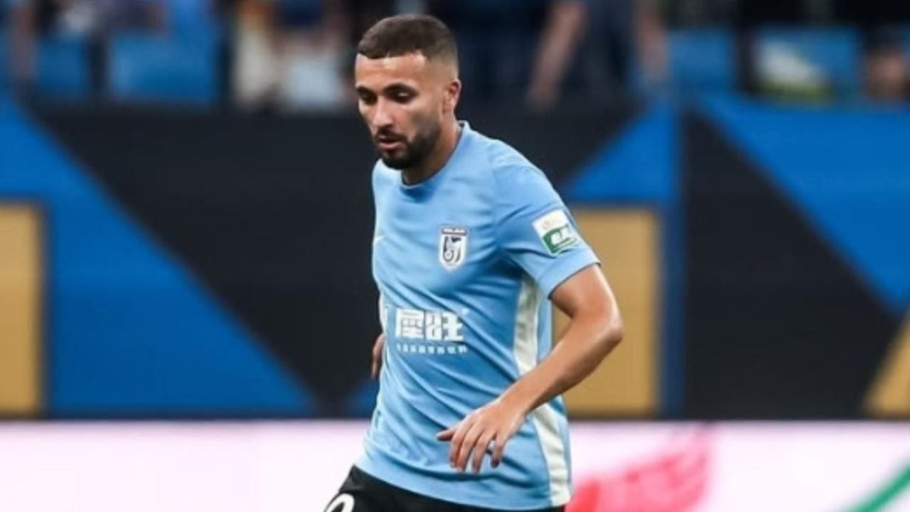 Zakaria Labyad vestindo camisa do Ajax em partida oficial — Foto: Reprodução Ins