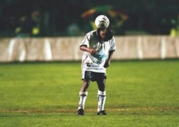 Embaixadinhas: Edílson Capetinha gostava de provocar adversários — Foto: Reprodu