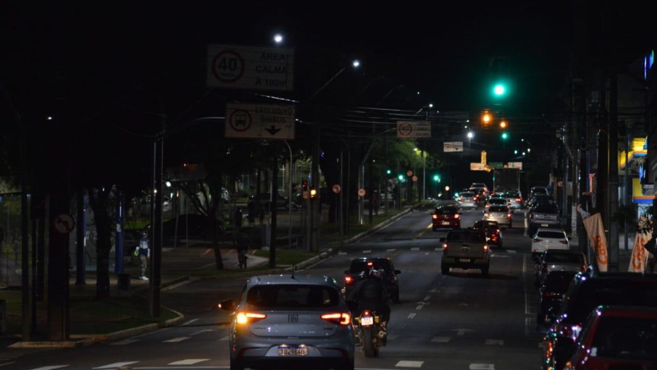 Dinheiro não dá em árvore, mas em Cascavel vira enfeite e flutua