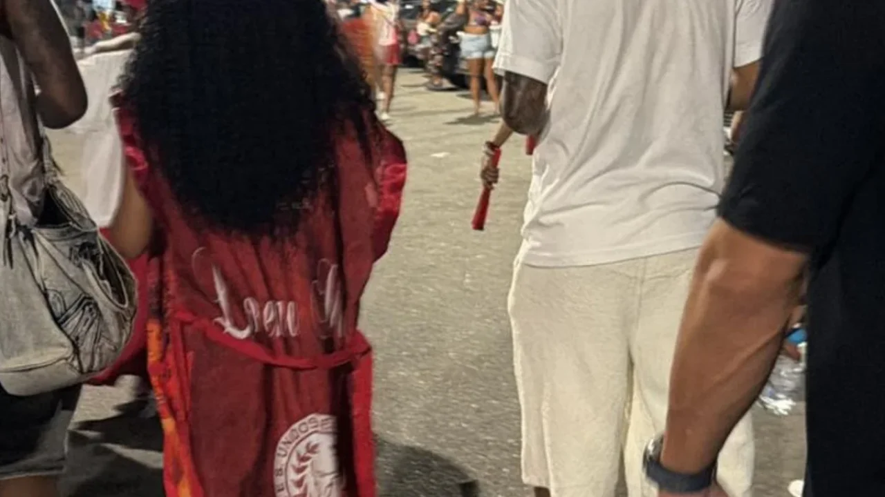 Veja flagra de Lorena Maria com jogador de futebol em ensaio de escola de samba