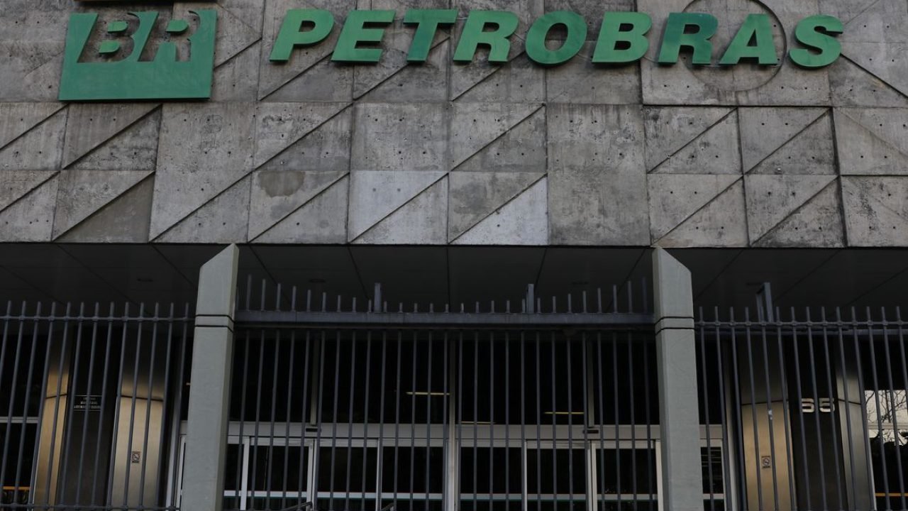 Funcionários da Petrobras entram em greve por tempo indeterminado