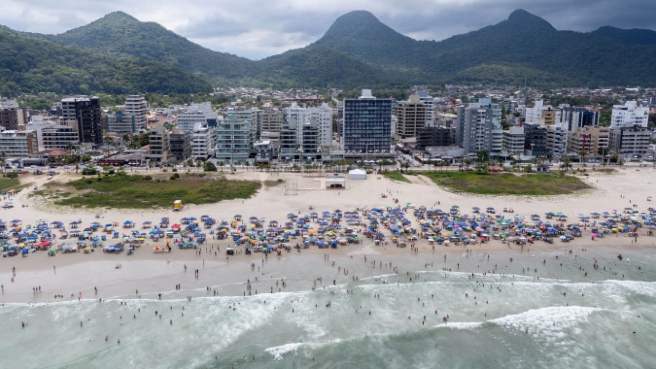 Calor acima de 30°C e pancadas de chuva marcam o tempo no fim de semana no Litoral