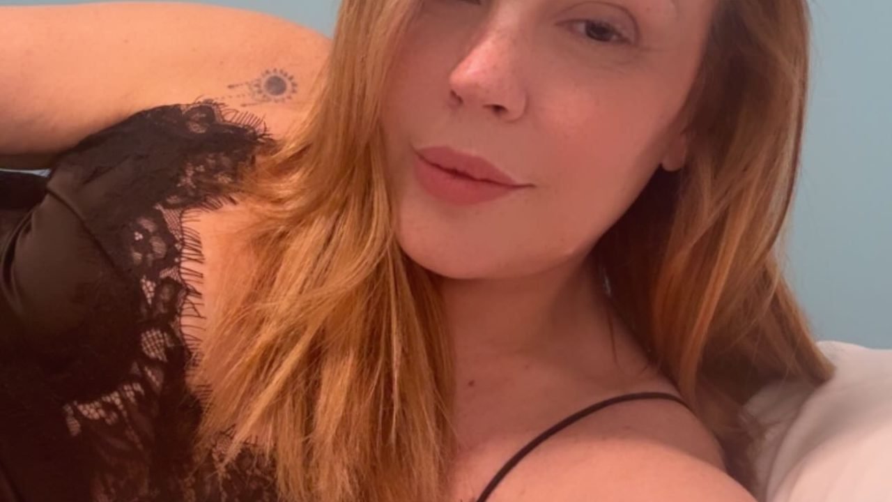 Simony se emociona após última sessão de imunoterapia de 2025