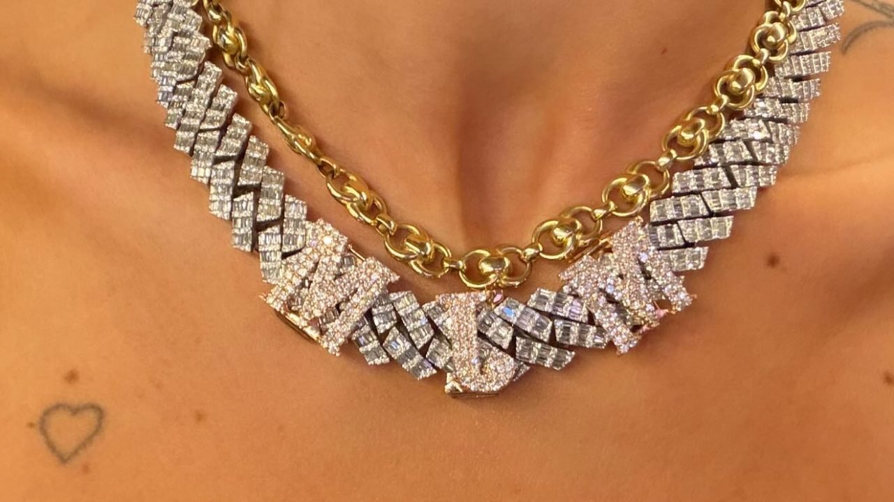 Virginia surge com joia no pescoço e web fala em presente de Natal de Vini Jr.; veja detalhes