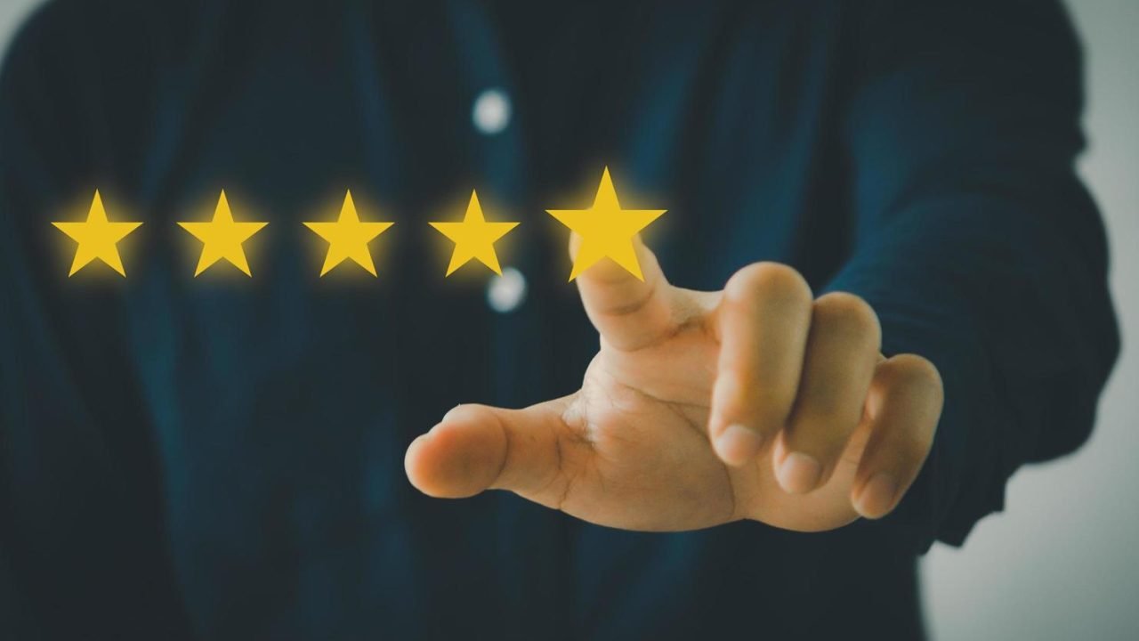 6171439-conceito-do-cliente-excelente-servico-para-satisfacao-classificacao-cinco-estrelas-com-homem-de-negocios-tela-toque-feedback-e-revisoes-positivas-de-cliente-gratis-foto