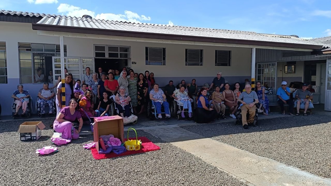 CMEI Xarquinho encerra ano letivo com ação intergeracional no SOS em Guarapuava