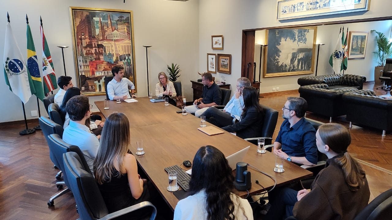 O Prefeito de Curitiba, Eduardo Pimentel, e a Secretária Municipal de Saúde, Tatiane Filipak, durante reunião de apresentação de projeto com acadêmicos da Faculdade Evangélica Mackenzie do Paraná (FEMPAR)
