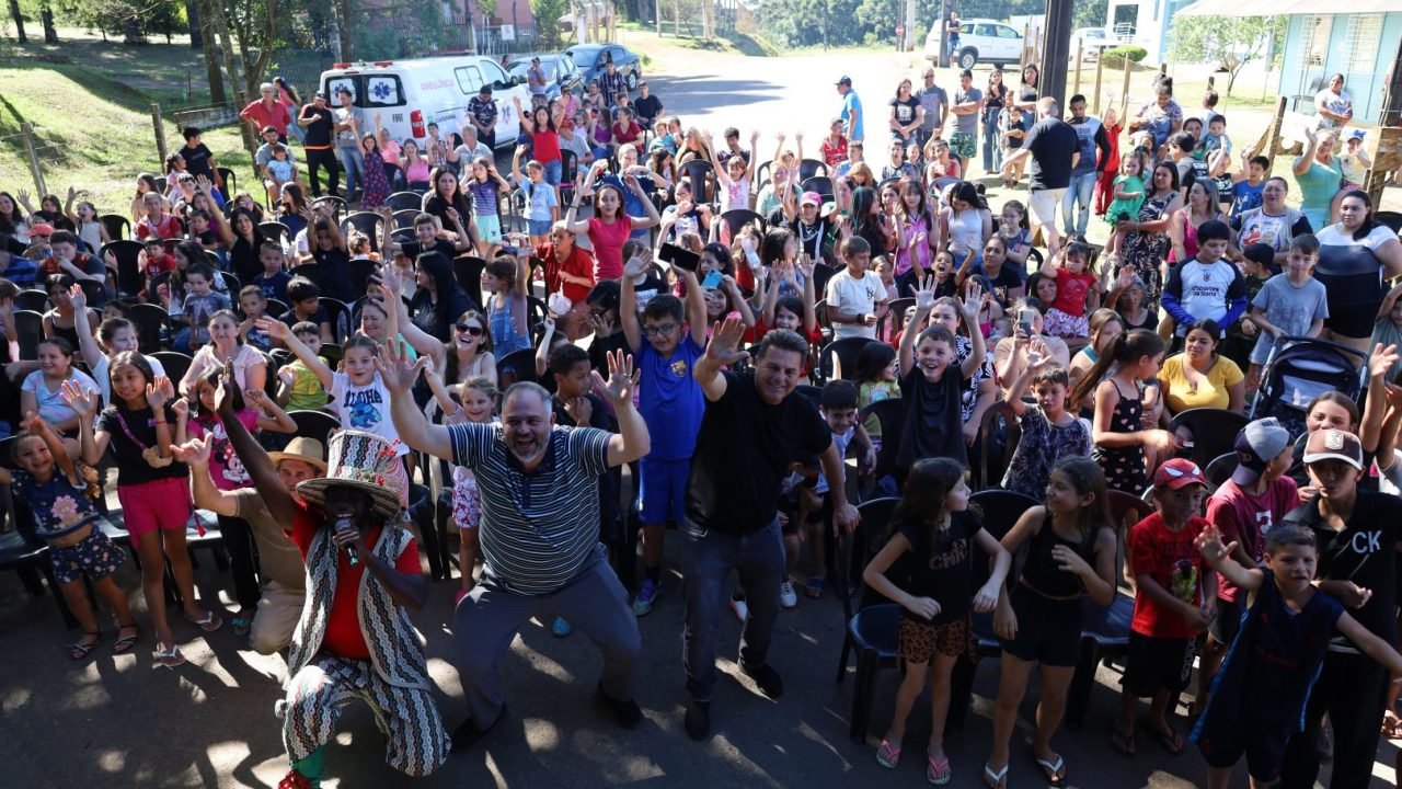 Programação de Natal leva caminhão palco ao distrito do Guará, em Guarapuava