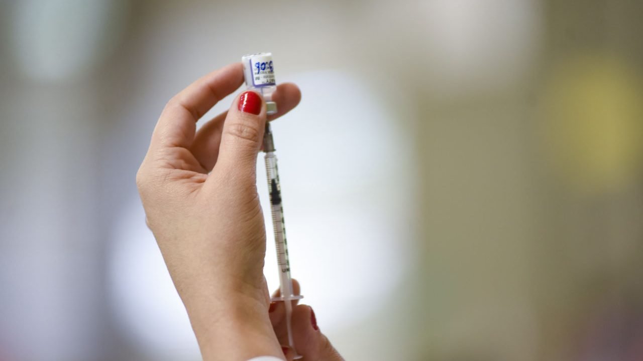 Há 5 anos, Brasil aplicava primeiras doses de vacina contra a covid-19