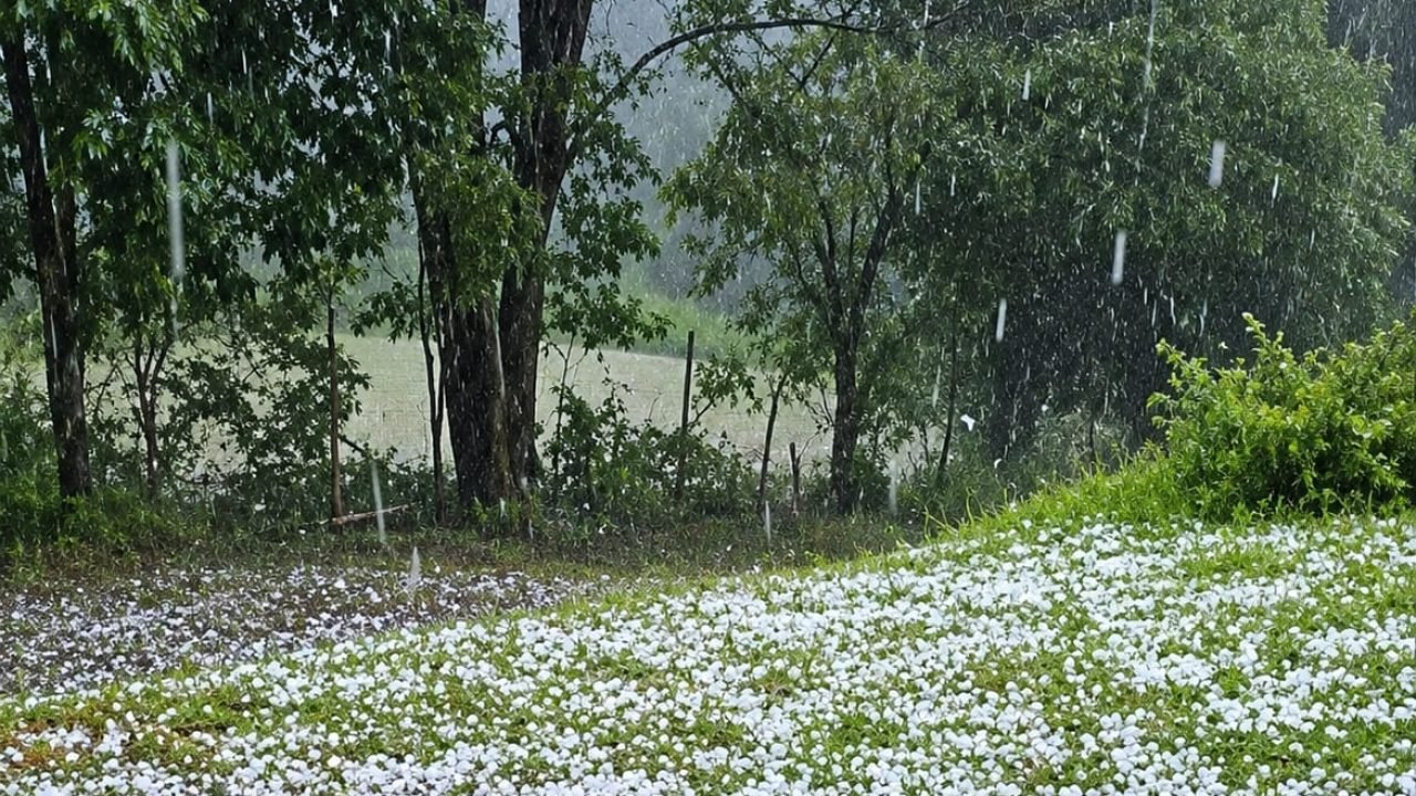 Granizo atingiu o município na tarde desta quinta-feira (10)